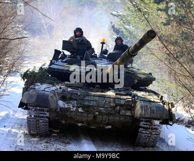 L'viv, Ukraine - soldats ukrainiens affectés au 3e Bataillon, 14e Brigade mécanisée, procède à un exercice d'entraînement sur le terrain du bataillon au centre d'instruction au combat de Yavoriv (CCT) ici 22 mars. En ce moment plus de 220 New York les soldats de la Garde nationale d'armée sont affectés à la CCT où ils travaillent avec l'armée ukrainienne qui s'efforcent vers leur objectif d'atteindre l'interopérabilité de l'OTAN. Banque D'Images