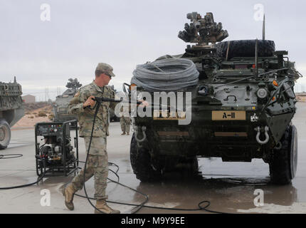 Soldats affectés au 3e Bataillon, 41e Régiment d'infanterie, a profité d'une opportunité de formation après l'aboutissement de leur domaine d'entraînement à l'appui de fer à repasser Focus 18.1 ici, Mars 26. Le BN a organisé une substance chimique, biologique, radiologique, nucléaire et explosifs vue de décontamination pour leurs véhicules afin de donner aux spécialistes CBRNE au sein de l'unité l'occasion d'une séance annuelle de formation. Ce type de formation est essentiel pour la sécurité de nos soldats sur le champ de bataille moderne. Banque D'Images