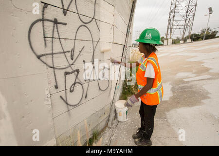 Conservation coprs de Los Angeles. Les membres du corps, nettoyer les graffitis le long de la rivière LA (Ian Shive/USFWS) Banque D'Images