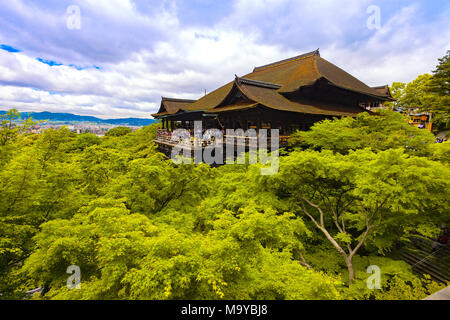 Japon / Kyoto - 27 MAI 2010 : les touristes visitant dera Kiyomizu temple bouddhiste Hondo le 27 mai 2010 à Kyoto, au Japon. Le temple fait partie du monume Banque D'Images