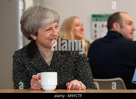 De Premier ministre britannique Theresa visites mai les producteurs de textiles de Alex Begg, lors d'une tournée du Royaume-Uni, coïncide avec une année jusqu'à ce que le Royaume-Uni quitte l'Union européenne, à Ayr, en Écosse, le 29 mars 2018. REUTERS/Russell Cheyne/Piscine Banque D'Images