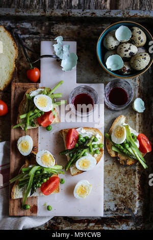 Oeufs de cailles, petits pois et asperges crostini Banque D'Images