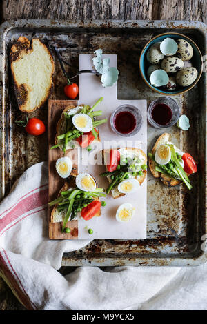 Oeufs de cailles, petits pois et asperges crostini Banque D'Images