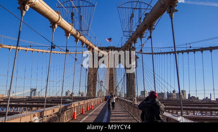 Pont de Brooklyn en face de ciel bleu, New York, Manhattan Banque D'Images