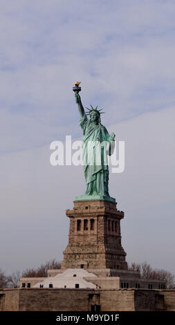 Statue de la Liberté à New York, en face de ciel bleu, Manhattan, New York City, célèbre Miss Liberty Banque D'Images