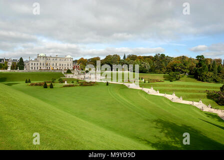 Powerscourt House et ses vastes jardins sur le domaine Powerscourt près du village d'Enniskerry dans le parc national des montagnes Wicklow, au sud de Dublin, Banque D'Images