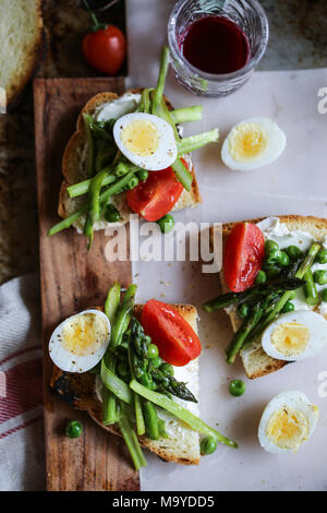Oeufs de cailles, petits pois et asperges crostini Banque D'Images