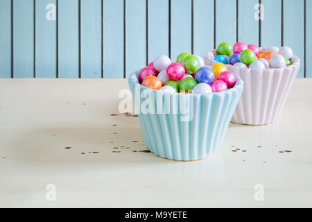 Bonbons de Pâques ou de mâcher de la gomme en plats décoratifs. Banque D'Images