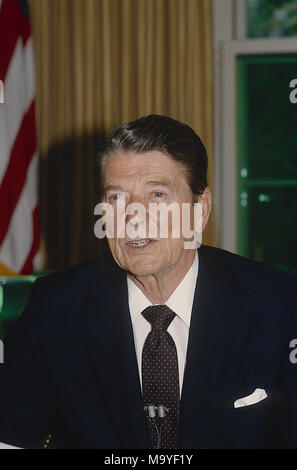 Washington DC., USA, 30 juin, 1985 Le président Ronald Reagan livre un discours à la nation du Bureau ovale de la Maison Blanche annoucning la libération des otages du vol TWA 847 qui a été détourné par des terroristes du Hezbollah chiite le 14 juin. Credit : Mark Reinstein/MediaPunch Banque D'Images