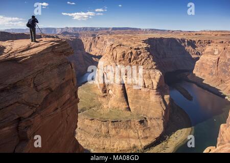 Personne debout sur Canyon Cliff photographiant le célèbre Colorado River Horseshoe Bend d'en haut. Paysage panoramique de falaises rocheuses aériennes, page Arizona États-Unis Banque D'Images