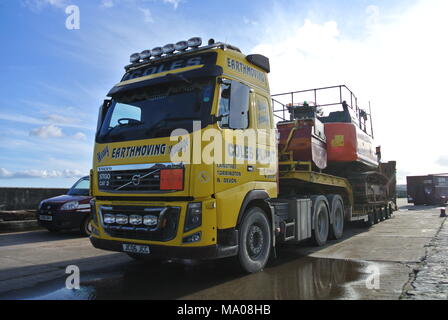 Volvo FH16 avec chargeur et remorque basse sur excavatrice Haldon Pier, Torquay, Devon, England, UK Banque D'Images