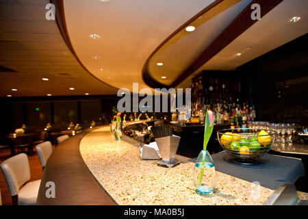 Un bar élégant avec des décorations de fleurs fraîches dans une salle de banquet Banque D'Images