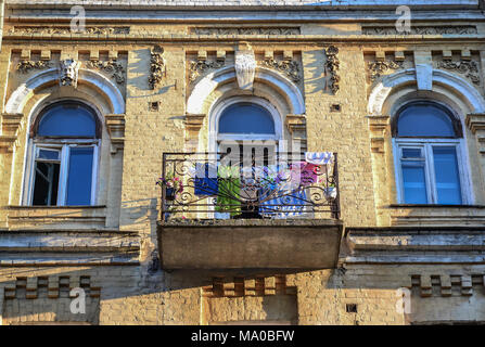 Le séchage des vêtements suspendus au balcon de l'immeuble vintage Banque D'Images