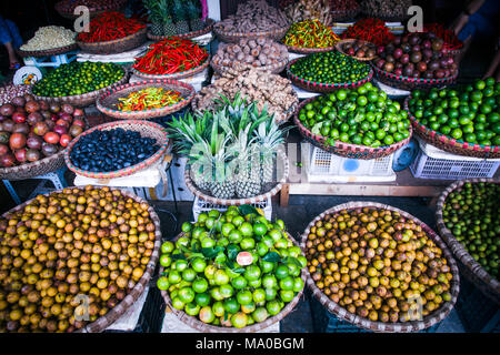 Les épices et les fruits tropicaux vendus au marché local à Hanoï (Vietnam) Banque D'Images