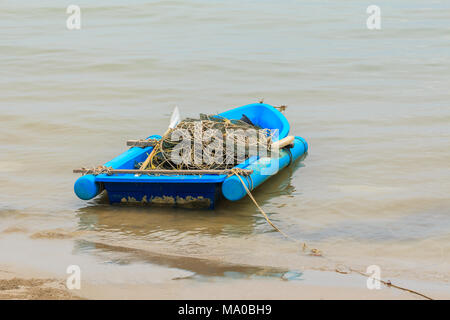 Petit bateau et filets de crabe Banque D'Images