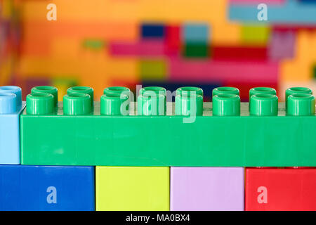 Colorful empilés blocs de construction en plastique jouet Banque D'Images