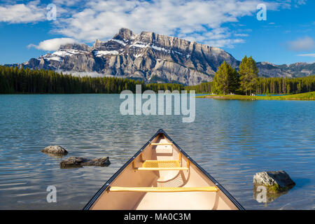 Un canot sur l'eau à deux crics Lake dans le parc national de Banff, Alberta, Canada Banque D'Images