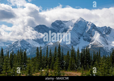 Une montagne couverte de neige enveloppée de nuages, Kananaskis, Alberta Banque D'Images