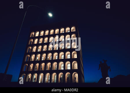 Rome (Italie) - Palazzo della Civiltà Italiana par nuit, lampe de rue et Dioscures equestrial silhouette statue Banque D'Images