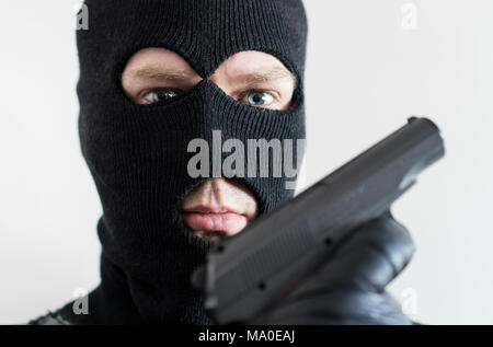 Close-up portrait d'homme armé à Balaclava. Banque D'Images