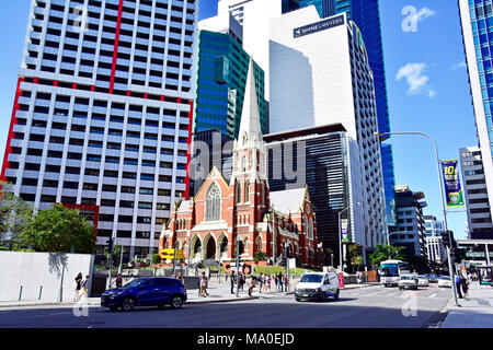 Église entourée de bâtiments de grande hauteur dans la ville de Brisbane en Australie Banque D'Images