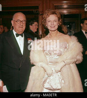 ANNA NEAGLE (1904-1986) actrice anglaise avec mari Herbert Wilcox à la London premiere sur 1965 Banque D'Images