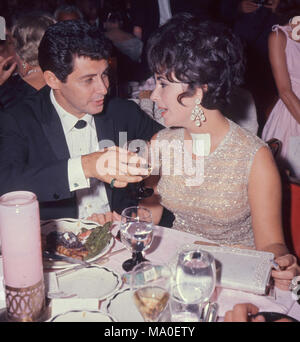 ELIZABETH TAYLOR avec mari Eddie Fisher en 1961 après son opération pour trachéotomie Banque D'Images