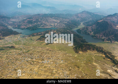 Vue aérienne de Begnas et Rupa lacs près de Pokhara au Népal Banque D'Images