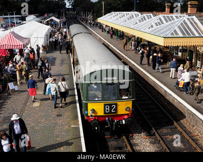 La foule des plates-formes staion de Sheringham (North Norfolk de fer) au cours de la période 2017 1940 week-end avec un 1960 DEMU train dans la plate-forme. Banque D'Images