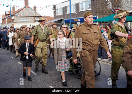 Une ambiance de carnaval dans les années 1940 week-end à Sheringham, Sept 2017, partie d'un événement organisé par le North Norfolk de fer. La revue de la victoire. Banque D'Images