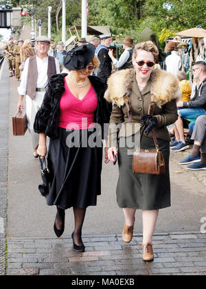 Une ambiance de carnaval dans les années 1940 week-end à Sheringham, Sept 2017, partie d'un événement organisé par le North Norfolk de fer. Mesdames à la mode. Banque D'Images