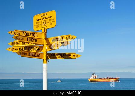 Panneau mondial - world distances mesurées à partir de l'orientation plus australe du monde en Bluff, en Nouvelle-Zélande. Banque D'Images