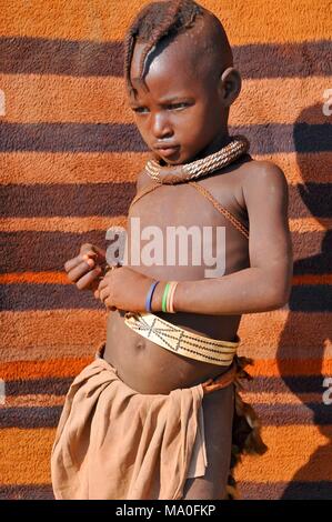 Jeune garçon Himba avec coiffure typique, Omuramba, Kaokoland, Kunene, la Namibie. Banque D'Images