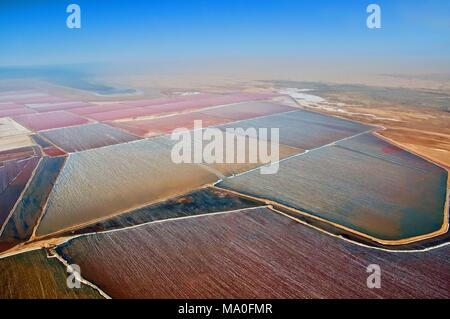 Vue aérienne de l'une des plus grande mine de sel situé entre Wallis Bay et Swakopmund en Namibie. Banque D'Images