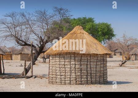 Toit de chaume typique hutte ronde africaine au Botswana. Banque D'Images