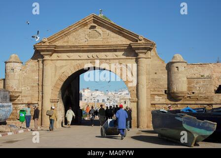 La porte du port, l'entrée au port de l'Essaouira au Maroc. Banque D'Images