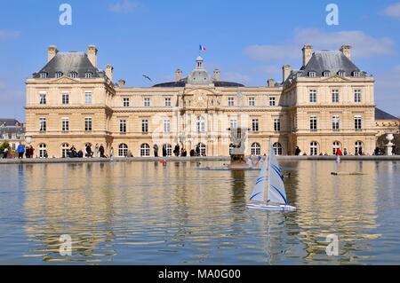 Des bateaux en bois de jouets dans la piscine en face de la Luxembourg Palace (palais) dans le jardin du Luxembourg (jardin), Paris France. Banque D'Images