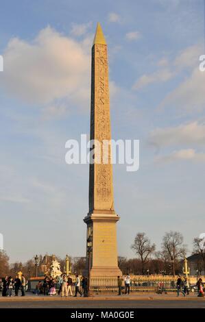 L'Obélisque de Louxor est à 23 mètres de haut obélisque égyptien ancien comité permanent au centre de la Place de la Concorde à Paris, France. Banque D'Images