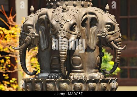 Close up of elephant statue dans la cour du temple du Bouddha de Jade à Shanghai, Chine. Banque D'Images