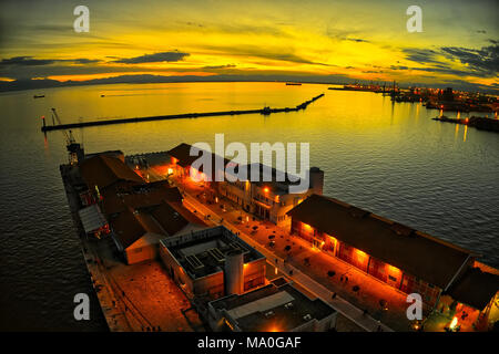 Explosion de couleurs dans le coucher du soleil au-dessus du port dans la ville de Thessalonique, Grèce Banque D'Images