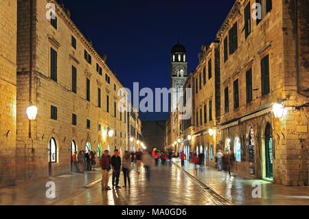À la vue de la nuit de la rue Stradun, dans la ville de Dubrovnik, Croatie. Banque D'Images