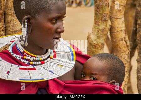 Portrait d'un Masaï du Kenya avec collier de perles Bijoux africains colorés autour du cou Banque D'Images