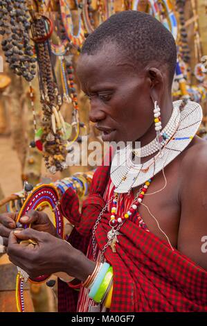 Portrait d'un Masaï du Kenya avec collier de perles Bijoux africains colorés autour du cou Banque D'Images