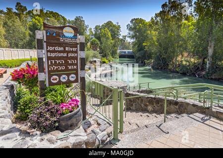 Site baptismal, commercial Yardenit au fleuve du Jourdain près de la mer d'​Galilee, Israël. Banque D'Images