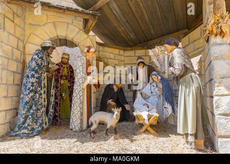 Crèche traditionnelle représentent trois rois visitant l'enfant Jésus, dans la nuit de sa naissance à Bethléem Banque D'Images