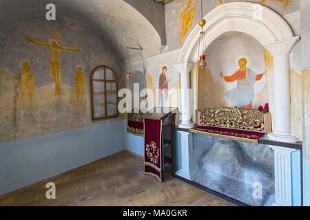 Le Christ au-dessus de la fresque murale rock dans le monastère de la Tentation à Jéricho, Territoires palestiniens. Banque D'Images