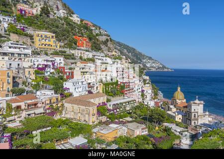Vue sur Positano, l'un des plus beaux villages touristiques et de la côte amalfitaine, en Italie. Banque D'Images