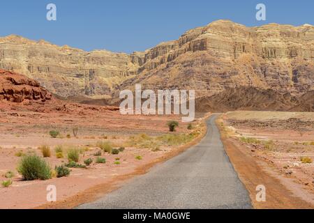 Lonely route asphaltée à travers les collines et le désert dans le Parc National de Timna, Israël. Banque D'Images