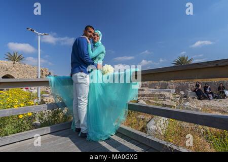 Un jeune couple le jour de leur mariage d'être photographiés à l'ancien port d'Casearea en Israël. Banque D'Images
