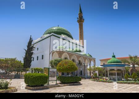 La mosquée Al-Jazzar avec cour est le parfait exemple de l'architecture ottomane dans la région de Old Acre, Israël. Banque D'Images